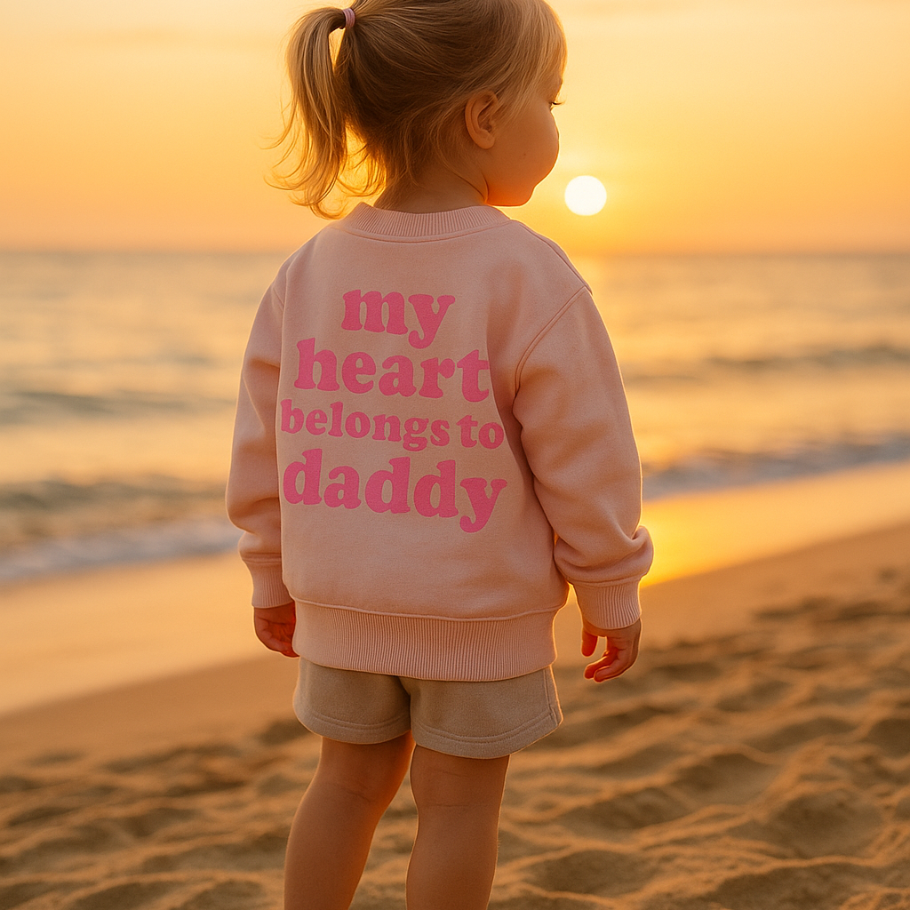 Sweat enfant – Rose pastel – “My Heart Belongs to Daddy”